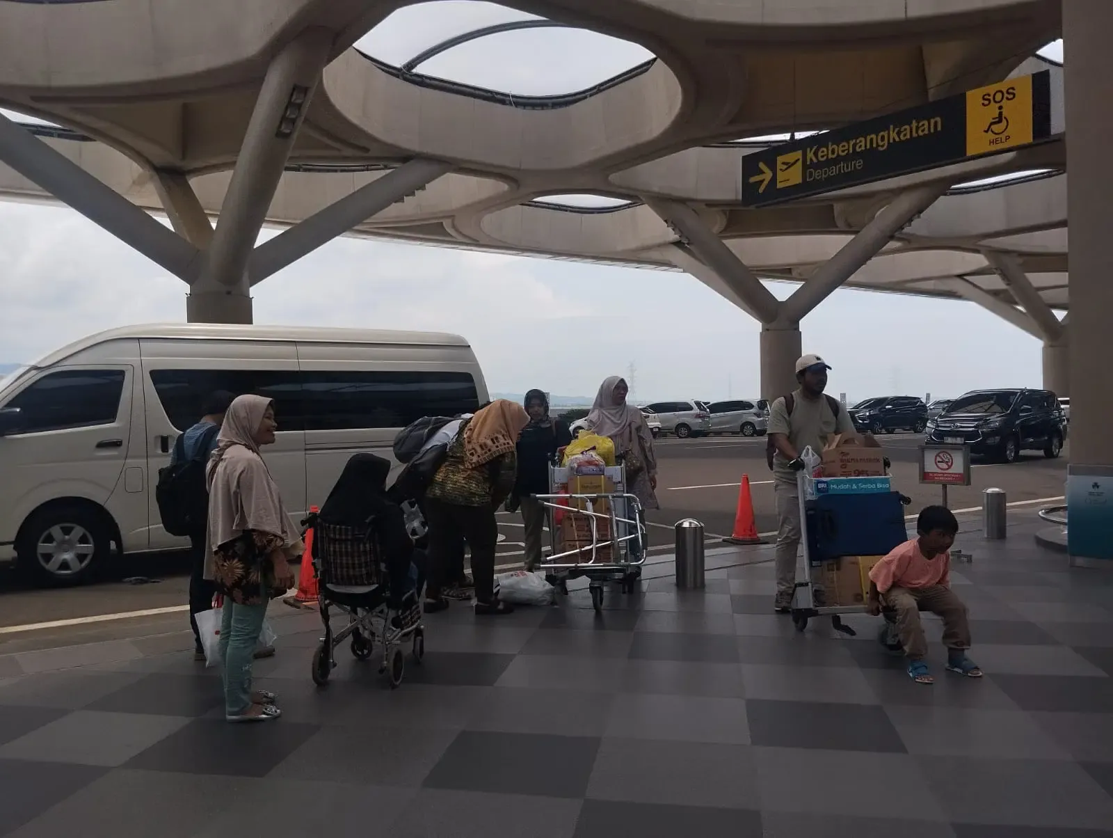 Penumpang dan bagasi disiapkan di terminal Bandara Yogyakarta